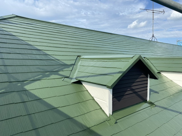 群馬県邑楽郡にあるアパートでスレート屋根の中塗り作業を行いました。