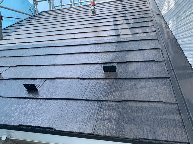 群馬県千代田町でスレート屋根(窯業系屋根材)の塗装。板金部には錆止めを