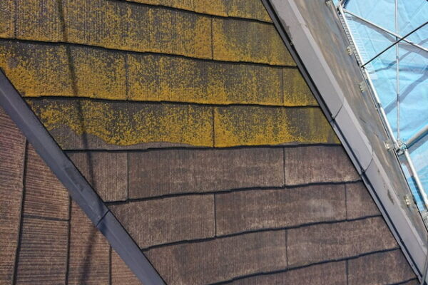 屋根塗装　劣化　カビ・コケ　高圧洗浄中