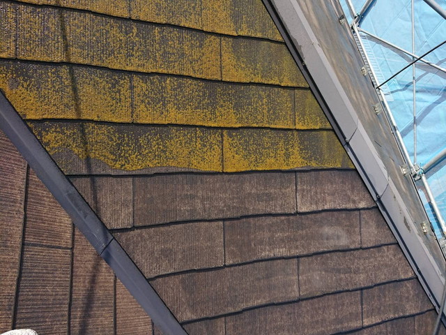 屋根塗装　劣化　カビ・コケ　高圧洗浄中