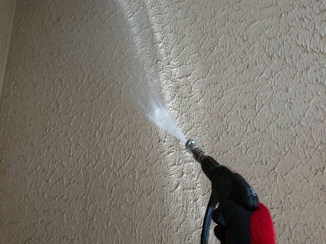 外壁　塗装　高圧洗浄中　壁