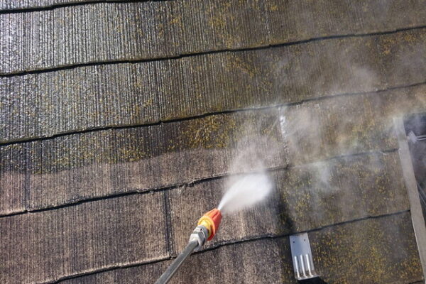 屋根　塗装　高圧洗浄中