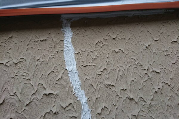 外壁塗装　劣化　外壁　クラック　ヒビ　補修　下地調整