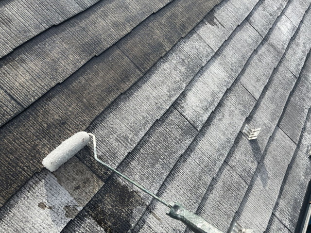 高崎市でKFマイルドシーラーⅡを使い屋根の下塗りを２回行いました
