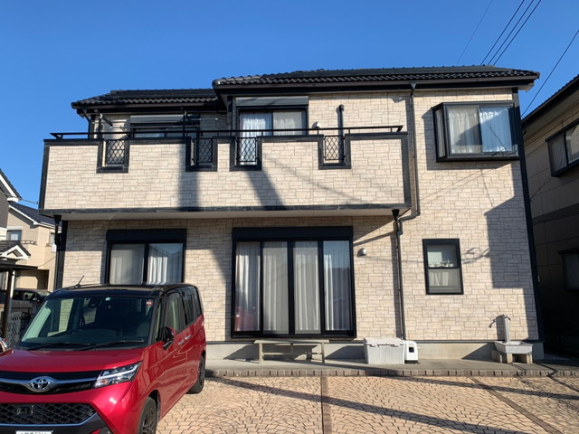 群馬県伊勢崎市で塗装工事前の住宅の高圧洗浄を行いました。