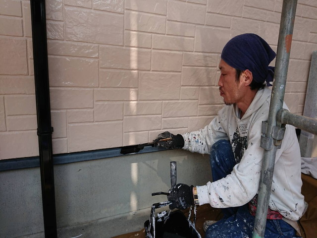 群馬県伊勢崎市で土台水切りなどの付帯部塗装を行いました。
