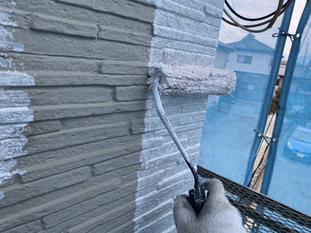 群馬県藤岡市で水性パーフェクトシーラーを使って外壁の下塗り作業