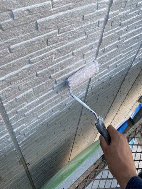 群馬県藤岡市で水性パーフェクトシーラーを使って外壁の下塗り作業