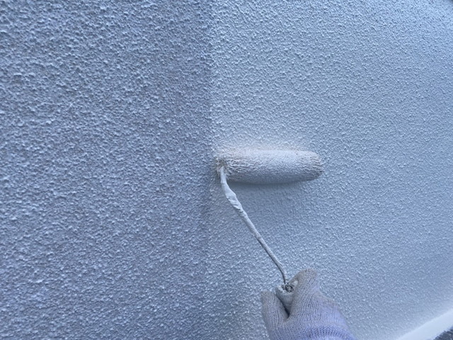 外壁塗装　無機塗料　中塗り