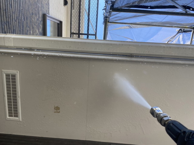 群馬県高崎市で屋根・外壁塗装工事前の洗浄作業