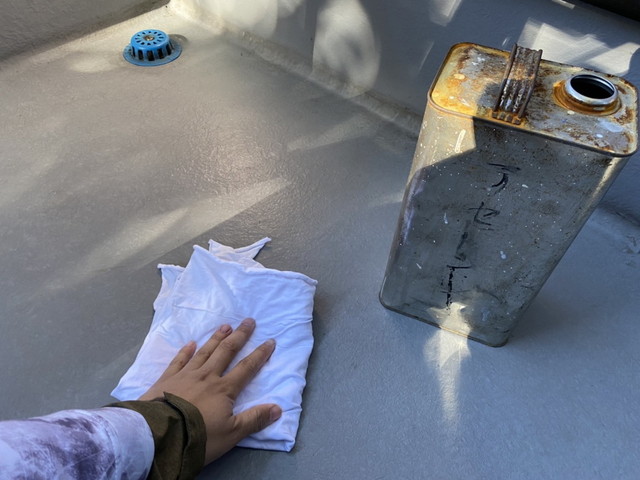 ベランダトップコート塗装工事　アセトン清掃