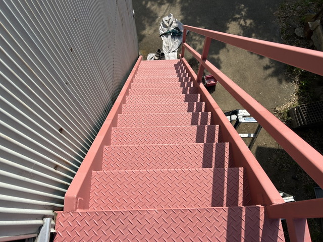 階段下塗り作業